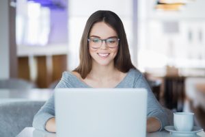 Mujer Emocionado por su Progreso en Nuestro Curso de Ruso
