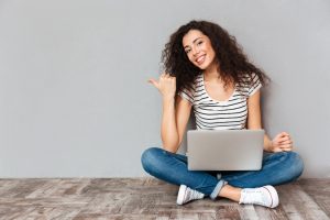 Mujer Emocionada por que Aprende la Lengua Eslava más Compleja