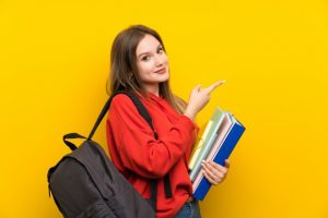 Adolescente con Bolso y Libros Estudiando Ruso