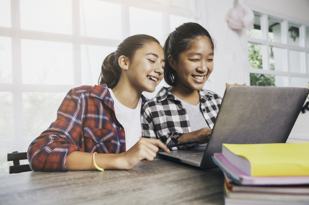 Adolescentes Estudiando la Lengua Escandinava por Laptop